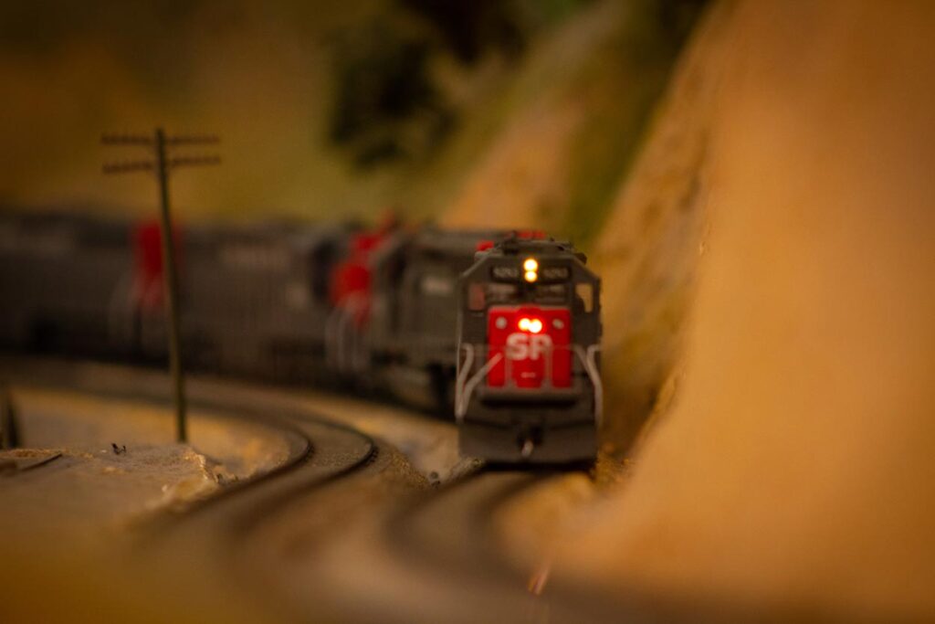 A Southern Pacific train engine running on a model train layout